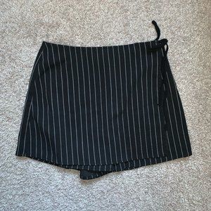 Forever 21 Black Stripped Skort | Size: S